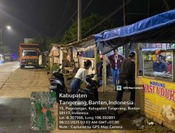 Puluhan Mobil Truk Besar Parkir Sembarang Di Tengah Akses Jalan Raya Maloko Desa Jatake Pagedangan Dan Ratusan Bangunan Liar