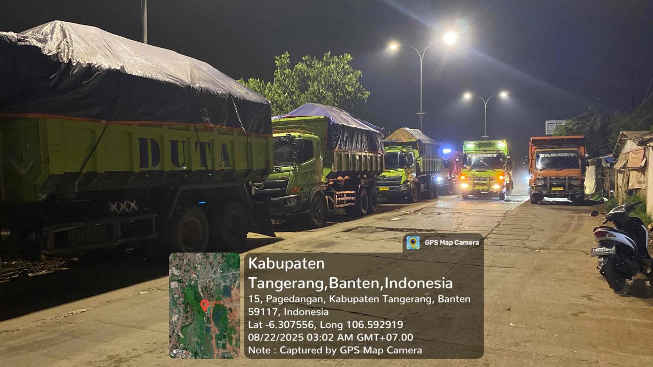 Terlihat Mobil Mobil Besar Parkir Sembarang Di Tengah Jalan.