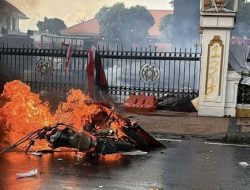 Ricuh di Depan Grahadi Surabaya: Belasan Motor Dibakar, Situasi Kota Mencekam