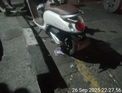 Lawan Arus dan Trobos Lampu Merah, Pengendara Supra Fit Disambar Motor Honda Scoopy di Simpang Empat Jalan Raya Kedung Cowek Surabaya