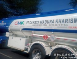 Truk Tangki PT CAHAYA MADURA Karisma Serempet Pengangkut Sampah dan Kabur Masuk Tol Madura Warga Geram