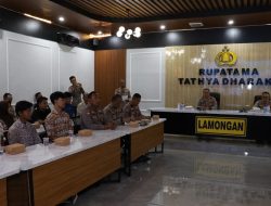 Kapolda Jatim Kunjungi Kelompok Nelayan dan Sadar Wisata di Pantai Pasir Putih Situbondo, Beri Bantuan Alat Keselamatan dan Sembako