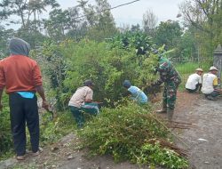 Babinsa Nogosari Ajak Warga Sembungan Gotong Royong Bersihkan Jalan Desa.