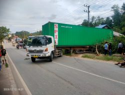 Truk Kontainer PT Samudera Perdana Terguling, Timbun Rumah Warga: Diduga Rem Blong
