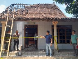 Rumah Warga Desa Ngetuk Terbakar, Polsek Gunungwungkal Sigap Lakukan Penanganan