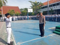 Polantas Goes To School, Kasat Lantas Polres Sampang Jadi Pembina Upacara Di SMAN 1 Sampang