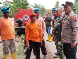 Bersihkan Lumpur dan Sampah Pasca Banjir, Kapolsek Sukolilo Turun Langsung Ajak Warga Gotong Royong