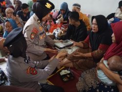 Polwan Polresta Sidoarjo Beri Pendampingan Keluarga Korban di Ponpes Al Khoziny