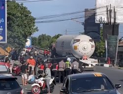 Ada Momen Menarik, Polisi Bantu Dorong Kendaraan Peserta Aksi Damai yang Mogok dan Aksi Berjalan Kondusif