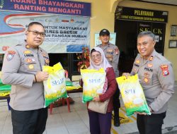 Senyum Sumringah Warga , Peroleh Beras Murah dari Polres Gresik di Hari Pangan Sedunia