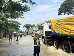 Polresta Pati Terjun Langsung Bantu Warga yang Terdampak Banjir di Jalur Pantura Batangan