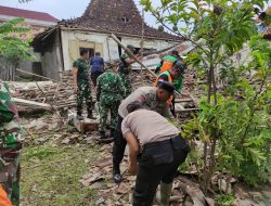 Polsek Wedarijaksa Gerak Cepat Bantu Warga Bersihkan Rumah Roboh Akibat Angin Kencang di Desa Tlogoharum