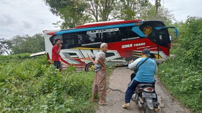 Bus Rombongan Ziarah Terperosok di Tanjakan Desa Plukaran Gembong, Tidak Ada Korban Jiwa