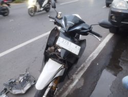 Putar Balik Langgar Aturan, Mobil Grand Max Ditabrak Motor Vario Dijalan Raya Kenjeran Surabaya
