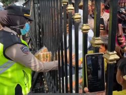 Aksi Humanis Polwan Negosiator : Beli Dagangan Anak Kembar di Tengah Pengamanan Sidang Hak Angket DPRD Pati