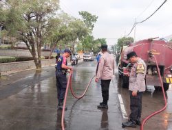 Polisi Gerak Cepat Bersihkan Jalan : Truk Patah Gardan, Solar Tumpah di Jalan Kembangjoyo Pati