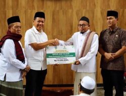 Bupati Kudus Laksanakan Safari Jumat di Masjid Jami’ Wijilan, Serahkan Bantuan Zakat Senilai 10 Juta Rupiah