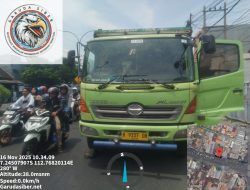Truk Angkut Semen 32 Ton Alami Kerusakan Baut Roda, Timbulkan Kemacetan di Jalan Kenjeran 269 Surabaya