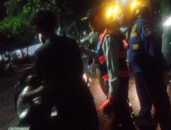 Dua Pengendara Terjatuh Saat Hindari Mobil di Jalan Raya Kenjeran Surabaya
