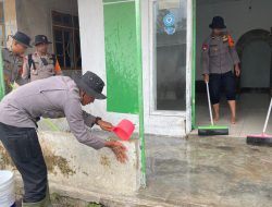 Polisi Bersihkan Tempat Ibadah dan Rumah Warga Terdampak Abu Vulkanik Semeru