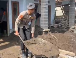 Polisi Bersihkan Rumah Warga Terdampak Erupsi Semeru di Dusun Sumbersari Lumajang