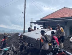 Satbrimob Polda Jawa Timur Perkuat Operasi Kemanusiaan Pasca Erupsi Semeru