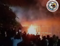 Nelayan Ditangkap, Warga Geruduk Polsek Kangean, Bakar Mess Kontraktor