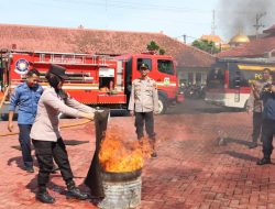 Polres Jepara Tingkatkan Kesiapsiagaan Anggota dengan Pelatihan Penanganan Kebakaran Bersama Damkar