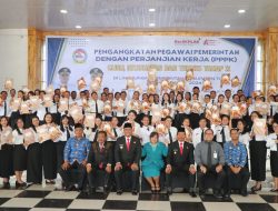 Bupati Toba Sampaikan Tiga Pesan Usai Menyerahkan SK PPPK Tahap II