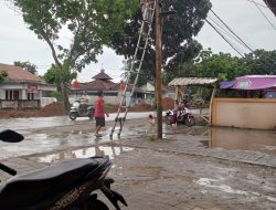 Pekerja PT Porte Diduga Pasang Kabel WIFI Tanpa APD Di Tengah Hujan Dan Genangan Air