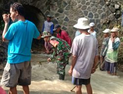 Cegah Banjir Babinsa dan Warga Gotong Royong Bersihkan Jembatan Tersumbat Sampah