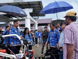 PemkabToba Menyerahkan Berbagai Jenis Bantuan Kepada Kelompok Tani