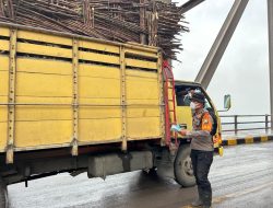 Tim SAR Polda Jatim Bagikan Masker ke Warga Terdampak Abu Vulkanik Semeru