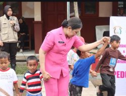 Polda Jatim Berikan Trauma Healing untuk Anak – anak di Pengungsian Dampak Erupsi Gunung Semeru