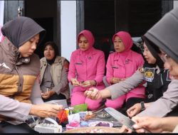 Brimob Polda Jatim Dirikan Dapur Lapangan untuk Warga Terdampak Erupsi Gunung Semeru