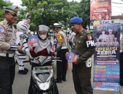 Operasi Zebra Semeru Polres Magetan Berbagi Bunga dan Coklat Ajak Warga Tertib Lalin