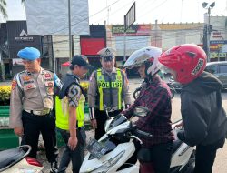 Satlantas Polresta Pati Bagi Souvenir & Tebar Edukasi di Jalan Kol. Sunandar, Pengendara Kaget Dapat Hadiah