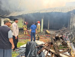 Polsek Panongan Gerak Cepat Tangani Kebakaran Gudang Tenda di Desa Serdang Kulon