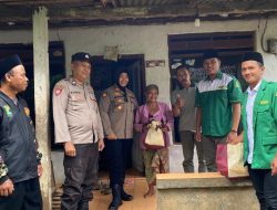 Kapolsek Lumbang dan Ansor Salurkan Sedekah untuk Lansia dan Dhuafa di Desa Pancur