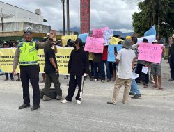 Ratusan Massa Gelar Aksi Unjuk Rasa Di polres Toba