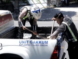 Polantas Polres Gresik Tambal Jalan Berlubang Demi Keselamatan Pengendara