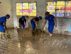 Korpolairud Baharkam Polri Lakukan Normalisasi Sekolah Terdampak Lumpur di Padang Pariaman