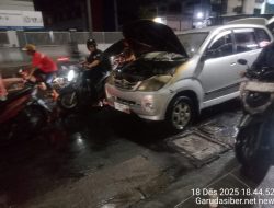 Sebuah Mobil Toyota Avanza Terbakar di Jalan Raya Kapasari