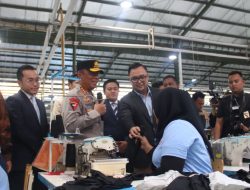 Wakapolri Bagikan Sembako ke Ribuan Buruh, Wujud Kepedulian Polri di Sektor Industri Dalam Negeri