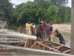 Proyek Pembangunan Jembatan di Depan Batavia Rajeg Jadi Sorotan.