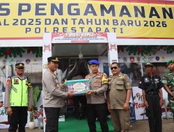 Cek Pos dan Bagikan Bingkisan, Kapolresta Pati Imbau Warga Manfaatkan Pos Pelayanan Selama Libur Nataru