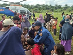 Pilot dan Kru Helikopter Salurkan Amanah Al-Qur’an untuk Anak-Anak Terdampak Banjir di Aceh Tamiang