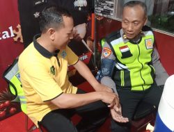 Tak Hanya Pengamanan, Polisi Pati Turun Langsung Jaga Kesehatan Jemaat Saat Misa Malam Natal