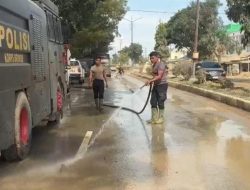 Minimalisir Debu Pasca Banjir, Polri Lakukan Pembersihan dan Penyiraman Jalan Protokol 