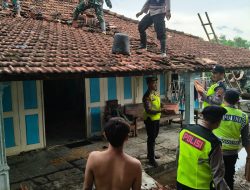 Angin Puting Beliung Terjang Desa Gebang, Polisi Sigap Bantu Warga Terdampak